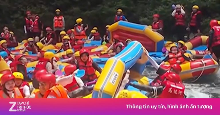 Kẹt cứng xuồng phao trong hẻm núi ở Trung Quốc