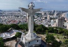 Tượng chúa lớn nhất Việt Nam, du khách chinh phục 800 bậc đá để được ‘chạm tay’