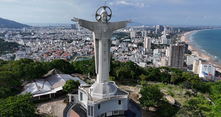Tượng chúa lớn nhất Việt Nam, du khách chinh phục 800 bậc đá để được ‘chạm tay’ Tượng chúa lớn nhất Việt Nam, du khách chinh phục 800 bậc đá để được ‘chạm tay’