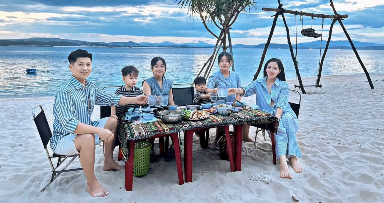 Vợ chồng Hà Nội đưa 4 con đi xuyên Việt, nhớ mãi ‘đêm thiếu thốn’ trên đảo hoang Vợ chồng Hà Nội đưa 4 con đi xuyên Việt, nhớ mãi ‘đêm thiếu thốn’ trên đảo hoang