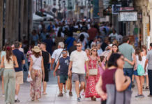 Châu Âu mạnh tay xử phạt du khách vi phạm quy tắc ứng xử