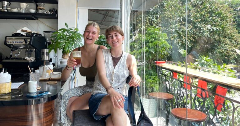 Quán cà phê vị trí vàng xem diễu binh: 300.000 đồng/chỗ, chỉ nhận 60 khách