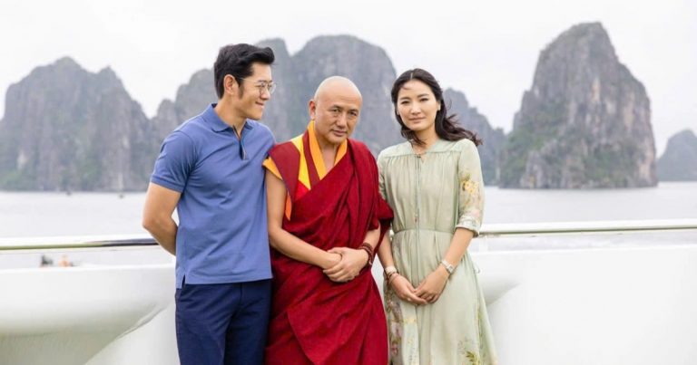 Quốc vương Bhutan nghỉ phòng Tổng thống trên du thuyền thăm vịnh Hạ Long