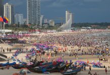 Hàng chục nghìn người tới Vũng Tàu tắm biển trong ngày thứ 2 kỳ nghỉ lễ 2/9