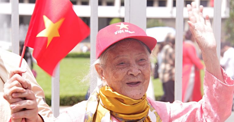 Du khách xếp hàng dài chờ tham quan Dinh Độc Lập mừng 2/9 Du khách xếp hàng dài chờ tham quan Dinh Độc Lập mừng 2/9