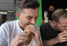 Món bánh mì hấp gây tranh cãi ở TPHCM khiến khách Mỹ ngỡ ngàng