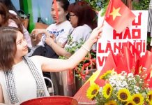 Tấm bảng nhiều thứ tiếng trong quán cà phê rợp cờ hút khách check-in 2/9