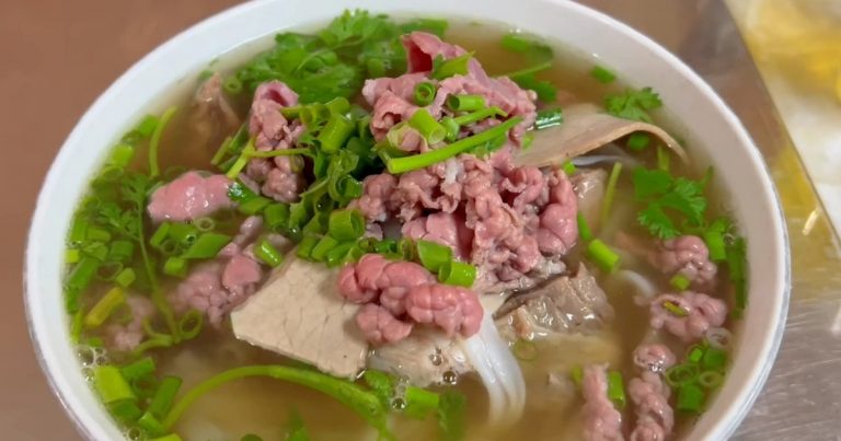 4 ngày thử 10 quán phở Hà Nội, khách Đài Loan “đổ” vì bát phở 50.000 đồng 4 ngày thử 10 quán phở Hà Nội, khách Đài Loan “đổ” vì bát phở 50.000 đồng