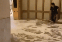 Nước cuồn cuộn quét qua khách sạn Hong Kong trong bão Ragasa