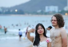 Bãi biển Nha Trang đông khách du lịch nước ngoài đến tắm giải nhiệt