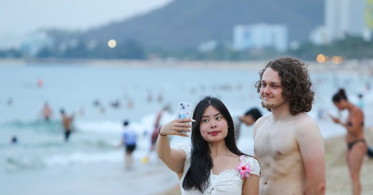 Bãi biển Nha Trang đông khách du lịch nước ngoài đến tắm giải nhiệt
