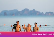 Vẫn tắm biển Bãi Cháy trước bão Ragasa