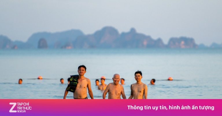 Vẫn tắm biển Bãi Cháy trước bão Ragasa