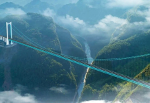 Đoàn 96 xe tải nặng 3.360 tấn đi qua cầu cao nhất thế giới ở Trung Quốc