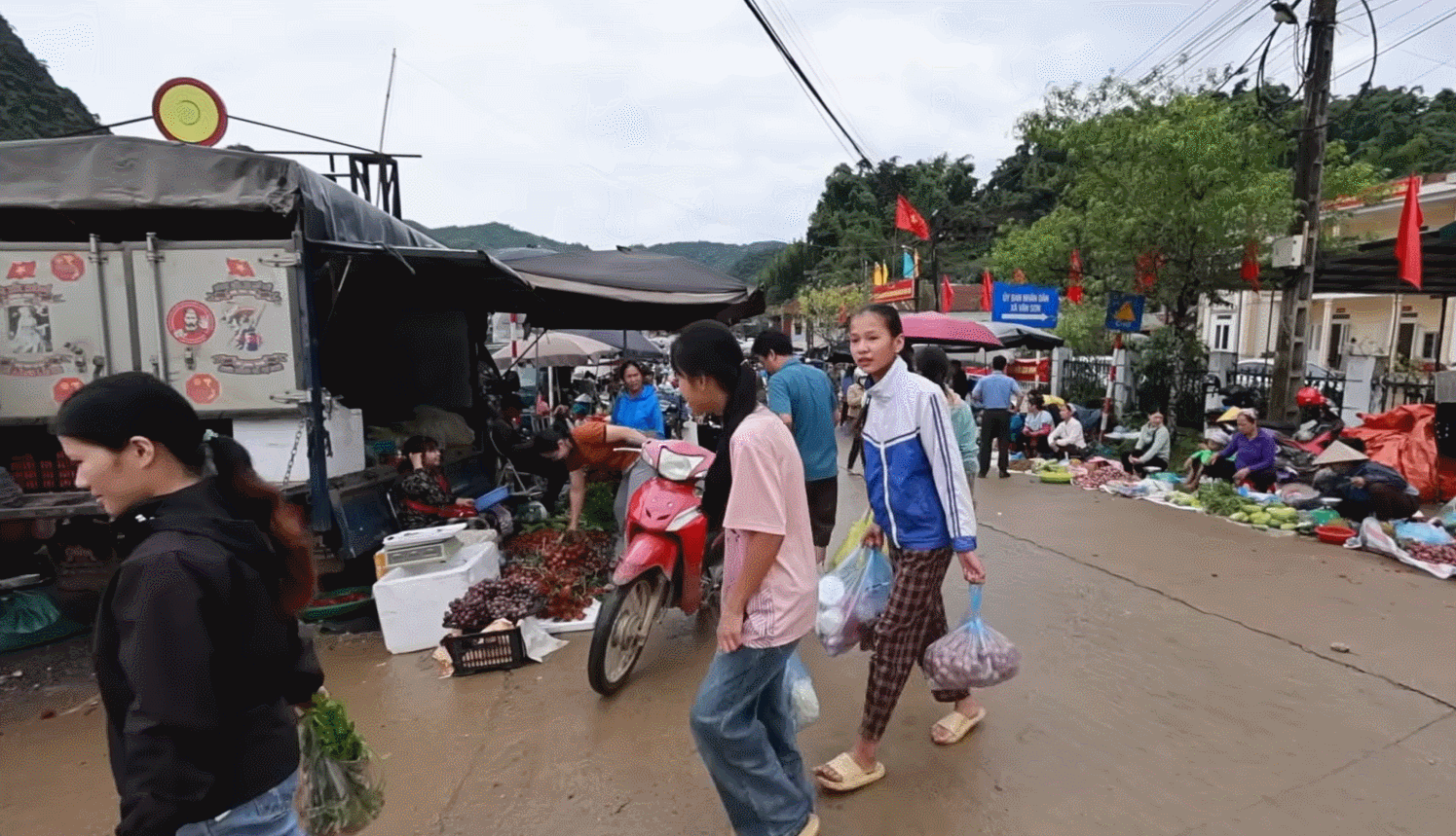 chợ Lũng Vân   Ru Ba Than.gif
