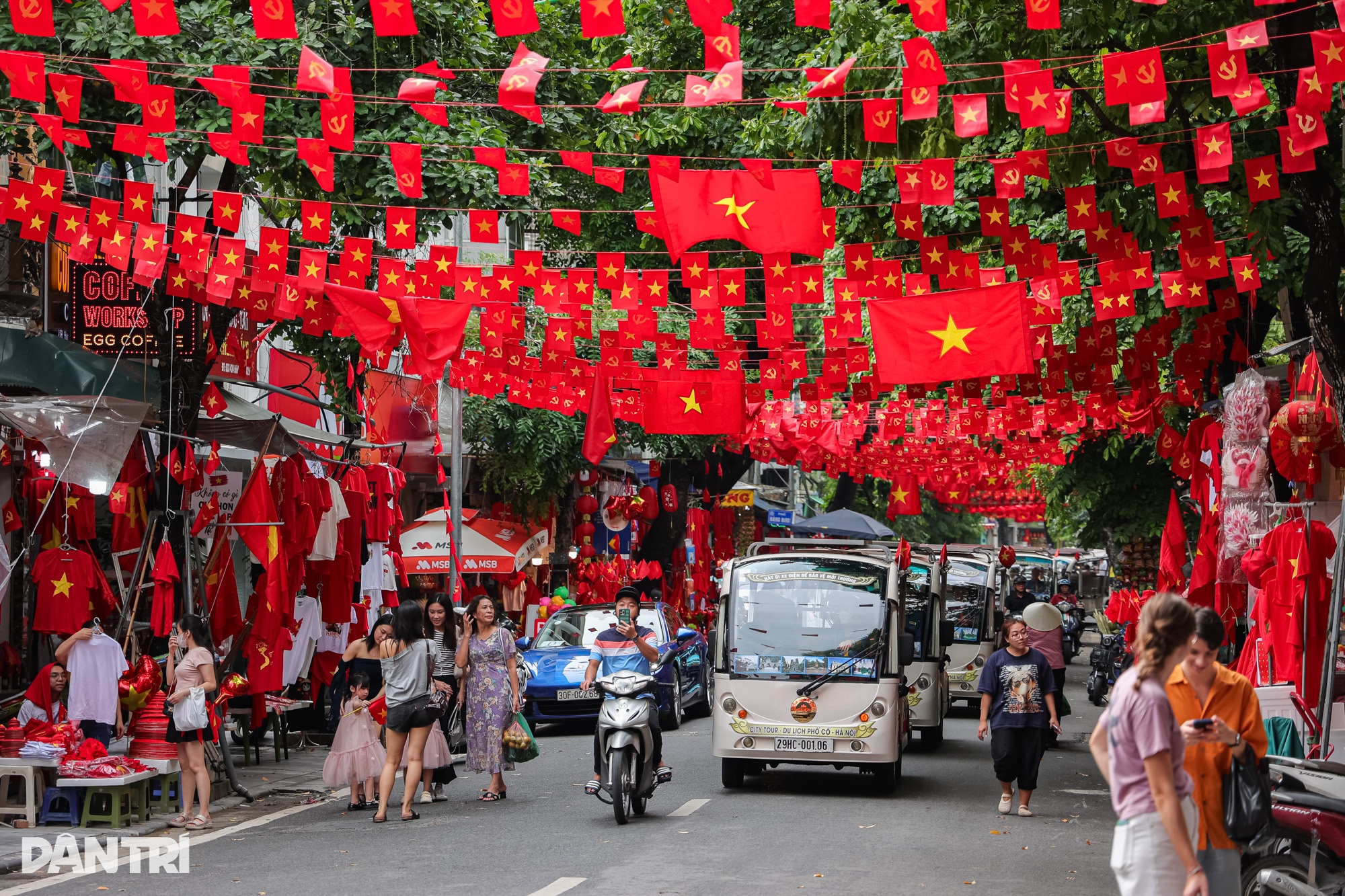 Cờ hoa phủ kín phố phường, Hà Nội rực sáng trong dịp lễ 2/9 - 1