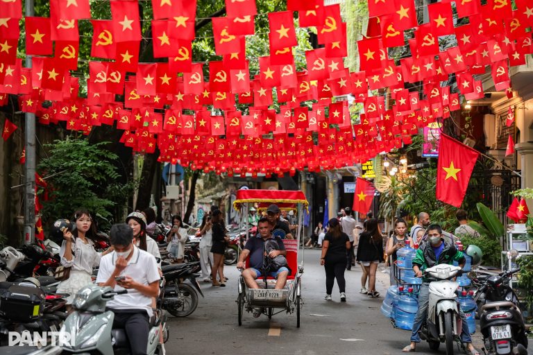 Cờ hoa phủ kín phố phường, Hà Nội rực sáng trong dịp lễ 2/9