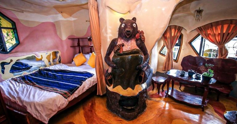 Những khách sạn kỳ quặc ở châu Á: Lễ tân người máy, khách làm tù nhân