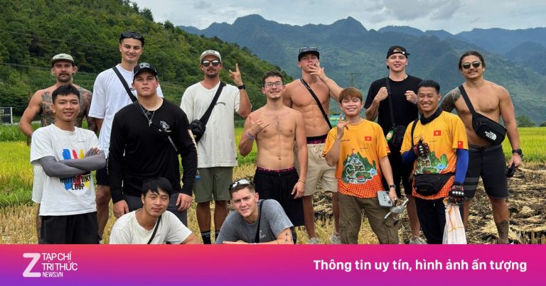 Khách Tây bốc gạch, tuốt lúa ở Hà Giang Khách Tây bốc gạch, tuốt lúa ở Hà Giang