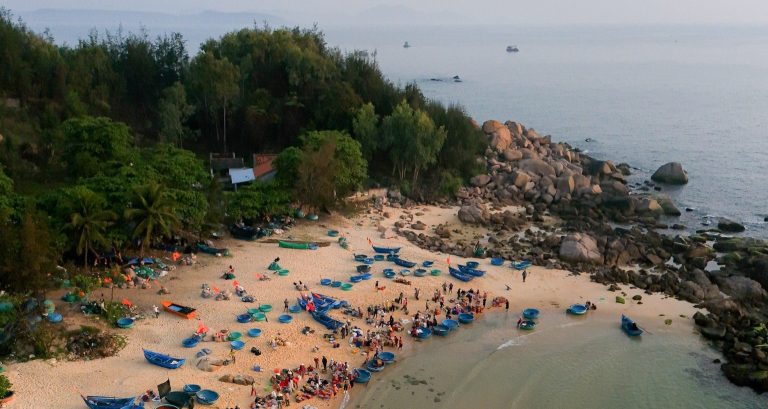 Đến làng chài ‘triệu view’, khách ngỡ ngàng vì bánh xèo 3 nghìn, hải sản siêu rẻ Đến làng chài ‘triệu view’, khách ngỡ ngàng vì bánh xèo 3 nghìn, hải sản siêu rẻ