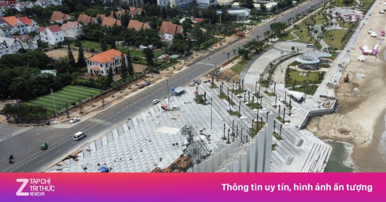 Cấm giẫm đạp dòng chữ thiêng liêng khi check-in tháp Tam Thắng TP.HCM