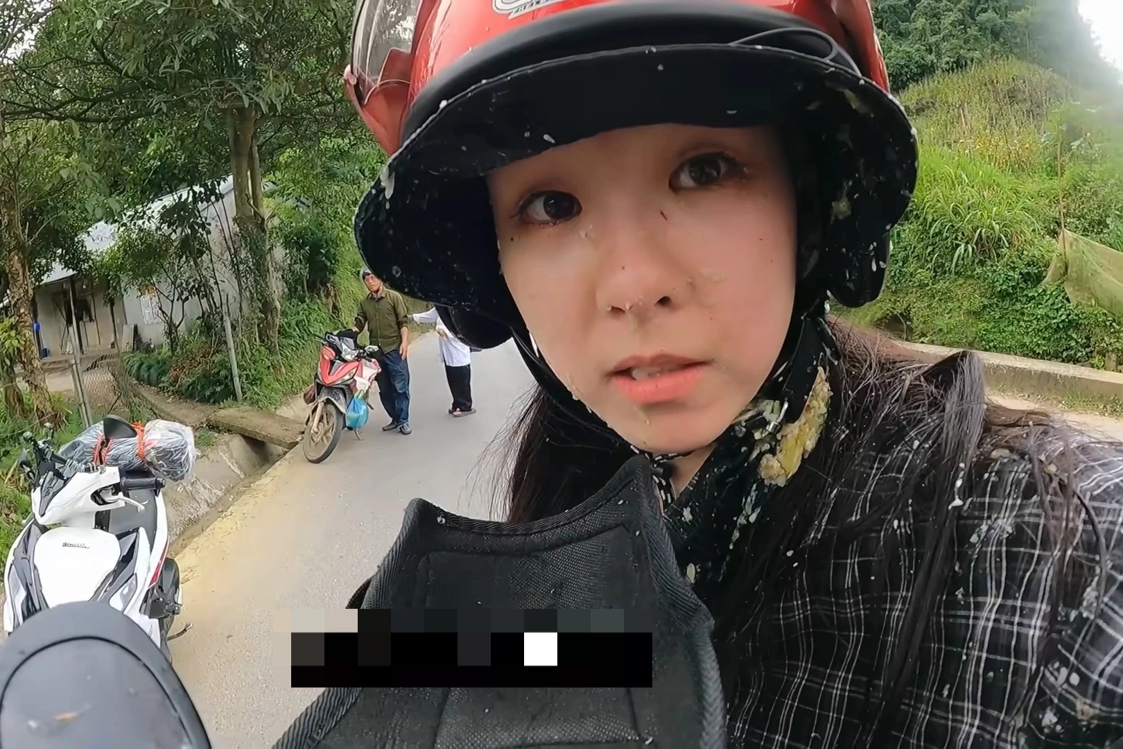 Cô gái Hàn ngã xe ở Tuyên Quang được người dân kéo lên, mời về nhà gội đầu - 3