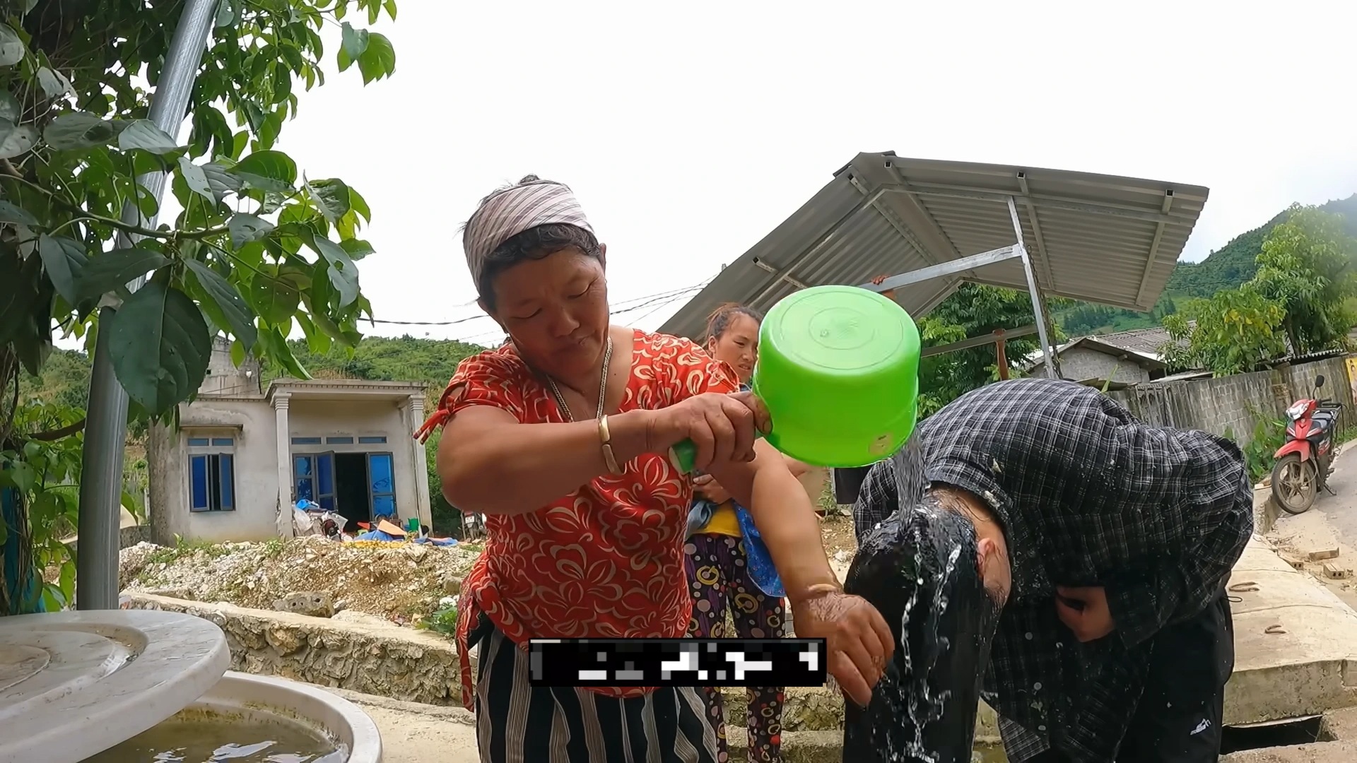 Cô gái Hàn ngã xe ở Tuyên Quang được người dân kéo lên, mời về nhà gội đầu - 4