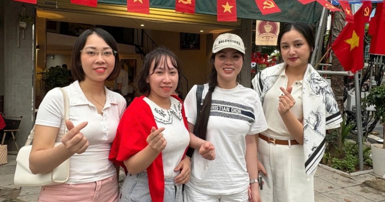 Hàng quán Hà Nội xem diễu binh chật kín, khách xếp hàng cả tiếng nhận chỗ