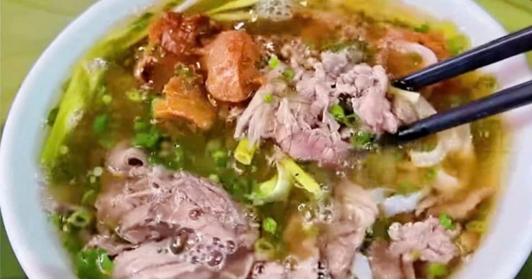 Món quen thuộc ở Hà Nội khiến khách Hàn Quốc gọi liền 2 suất để “đã thèm”