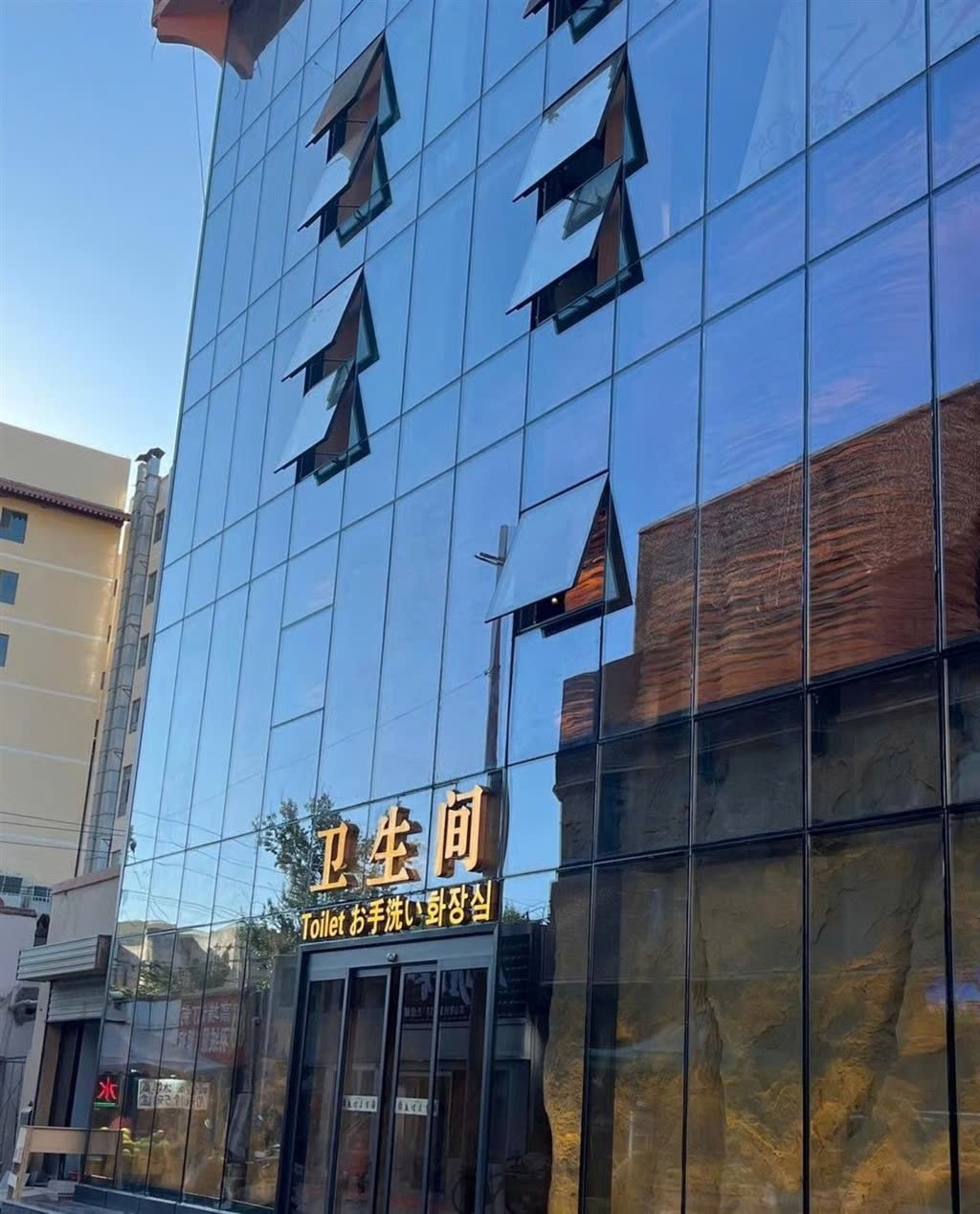 Nhà vệ sinh công cộng gây bão mạng vì quá đẹp, nhiều người kéo đến check-in - 3