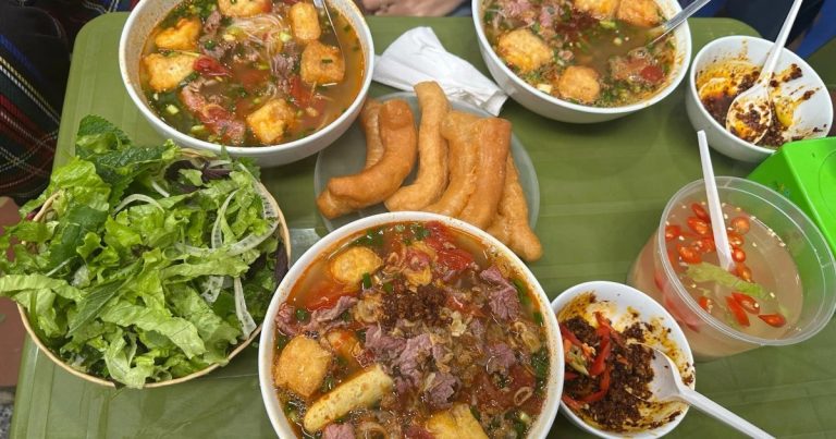 Hà Nội: Ăn bún riêu thấy hạt nhãn trong bát, khách bức xúc thái độ của quán Hà Nội: Ăn bún riêu thấy hạt nhãn trong bát, khách bức xúc thái độ của quán