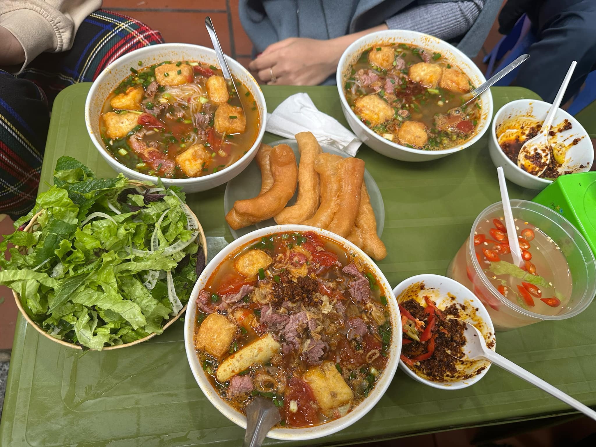 Hà Nội: Ăn bún riêu thấy hạt nhãn trong bát, khách bức xúc thái độ của quán - 2