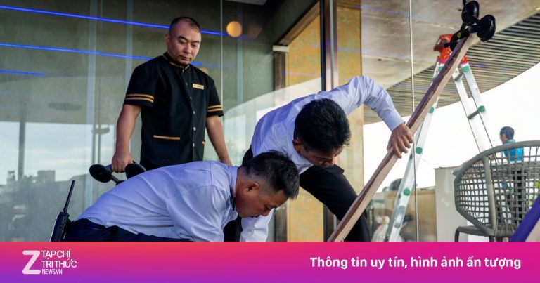 Cảnh chèn cửa chống bão tại khách sạn Quảng Ninh
