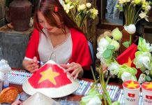 Quán cà phê ở TPHCM rực rỡ cờ hoa, “tung chiêu” vẽ nón lá hút khách dịp 2/9