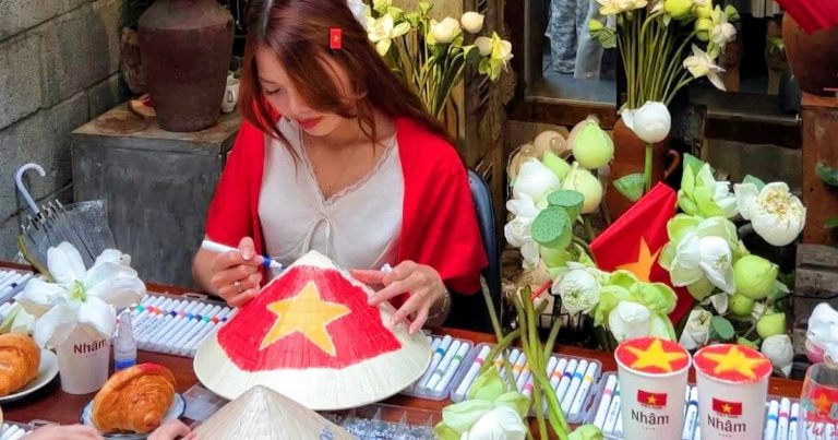 Quán cà phê ở TPHCM rực rỡ cờ hoa, “tung chiêu” vẽ nón lá hút khách dịp 2/9