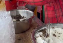 Côn trùng “bu đen” quầy nước ở miền Tây, khách vẫn thản nhiên xếp hàng mua