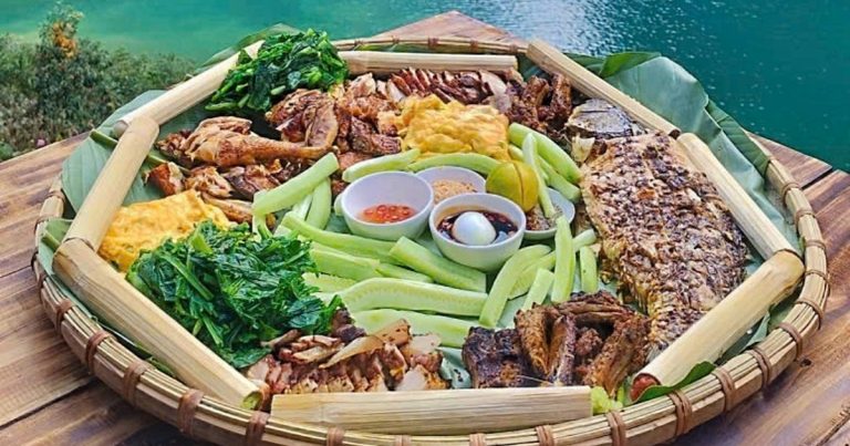Quán ăn ở sông Nho Quế có bàn ghế mốc, khách chấp nhận mất tiền cọc Quán ăn ở sông Nho Quế có bàn ghế mốc, khách chấp nhận mất tiền cọc