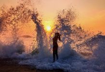 Khách ‘săn’ cảnh sóng tung bọt trắng xóa, nhìn như ảnh ghép ở Khánh Hòa