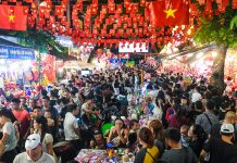 Khách Tây thích thú giữa dòng người ken đặc ở chợ Trung thu lớn nhất Hà Nội