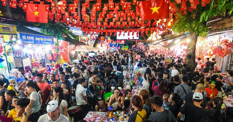 Khách Tây thích thú giữa dòng người ken đặc ở chợ Trung thu lớn nhất Hà Nội