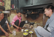 Khách Việt đến làng bí ẩn ở Ấn Độ, được gia đình nghèo mời bữa ăn ‘nhớ cả đời’