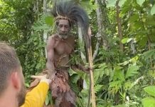 Lợi dụng bộ tộc bí ẩn sống ở rừng rậm bằng gói muối, du khách bị chỉ trích