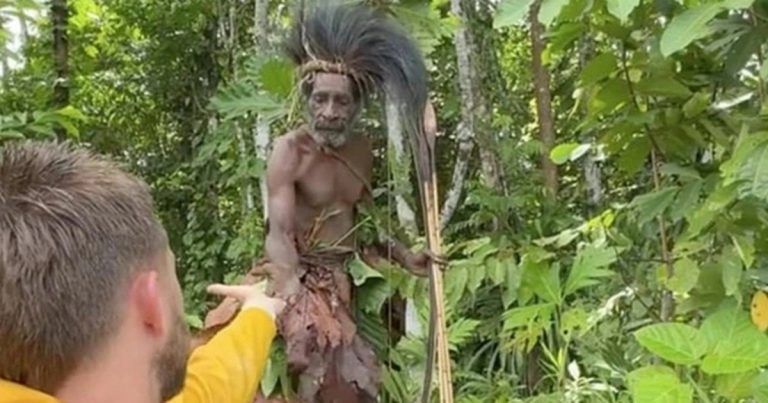Lợi dụng bộ tộc bí ẩn sống ở rừng rậm bằng gói muối, du khách bị chỉ trích
