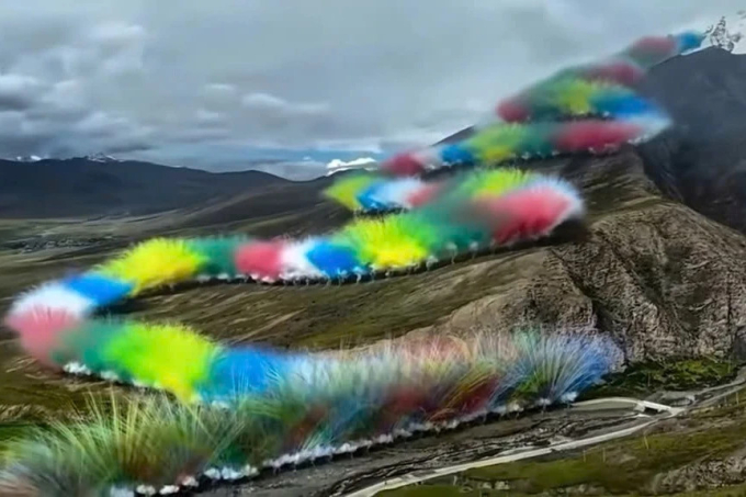Màn pháo hoa khổng lồ thắp sáng sườn đồi ở dãy Himalaya gây tranh cãi - 1
