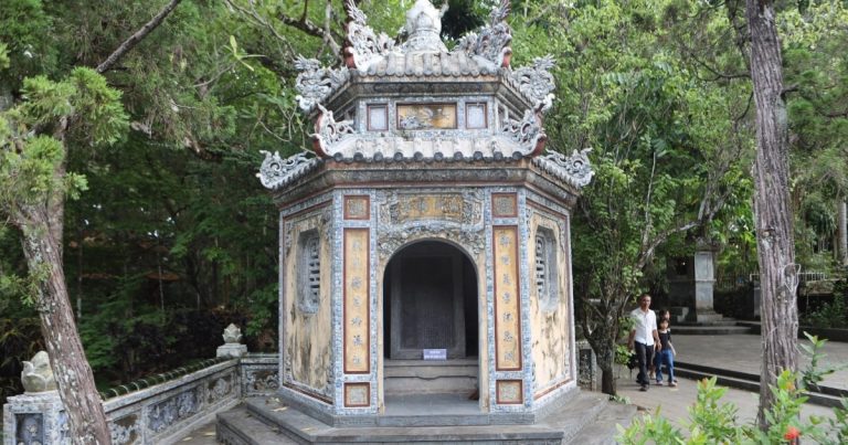 Ngôi cổ tự và câu chuyện nhà sư thường mua cá tươi về nấu cháo chăm mẹ
