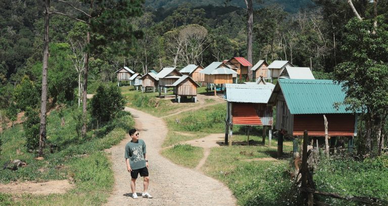 Ngôi làng bình yên ở Măng Đen bất ngờ hút khách nhờ những kho lúa
