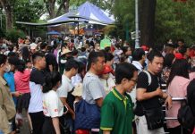 Người dân TPHCM ‘cắm chốt’ khu vui chơi chờ xem bắn pháo hoa mừng tết Độc lập