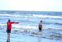 Nhiều du khách thản nhiên tắm biển Sầm Sơn trước bão số 10