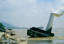 Những cánh tay ‘khổng lồ’ hút khách chụp ảnh ở Thanh Hóa bị bão xô nghiêng