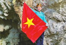 Nữ du khách Hà Nội mang cờ Tổ quốc chinh phục hang Sơn Đoòng, xúc động tột cùng